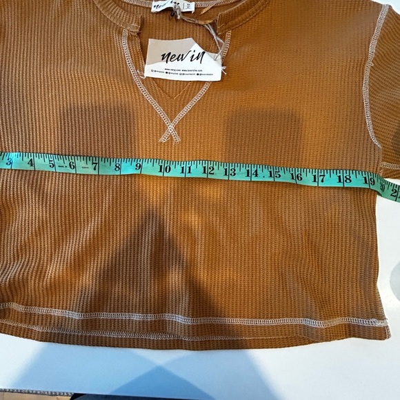 New In by VeryJ cropped waffle rusty coloured long sleeve top. Women size Medium - Picture 4 of 5